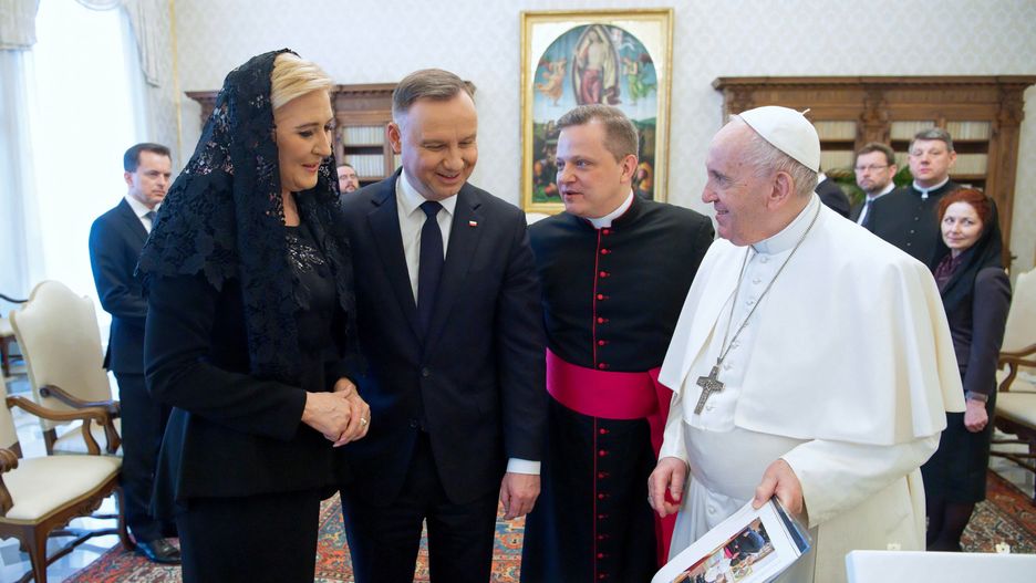 Watykan, 01.04.2022. Prezydent RP Andrzej Duda (3L), papież Franciszek (P) oraz pierwsza dama RP Agata Kornhauser-Duda (2L) podczas audiencji polskiej pary prezydenckiej u papieża Franciszka, 1 bm. w Watykanie. Jak relacjonował prezydent, podziękował papieżowi za opiekę duchową i modlitwę za Polskę i Polaków, za Ukrainę i naród ukraiński w tej niezwykle trudnej chwili, a także za potępienie wojny. (kf) PAP/Vatican Media HANDOUT EDITORIAL USE ONLY NO SALES