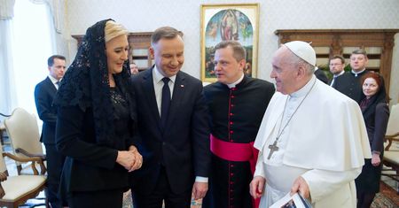 Andrzej Duda wraz z żoną u papieża. Pierwsza dama pojawiła się w symbolicznej stylizacji