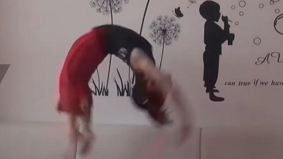 6-latka ma niesamowite zdolności gimnastyczne