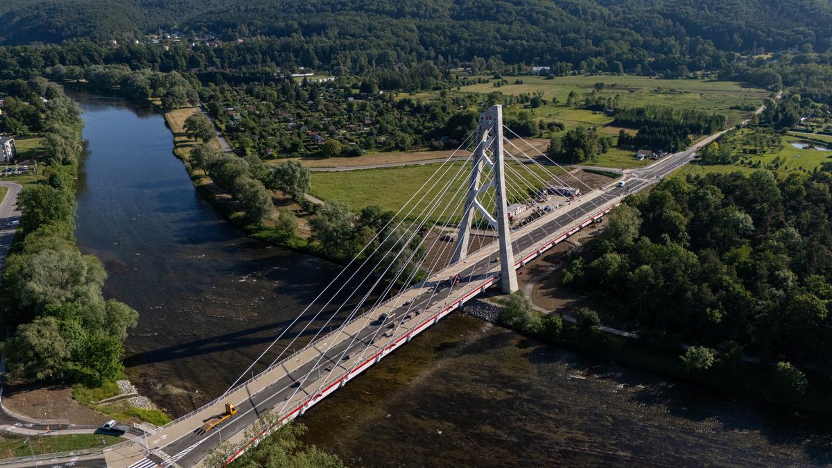 most nad Sanem w Sanoku
Darek Delmanowicz
budowa, droga, dron, dronowa, dronowe, fotografia, inwestycja, lotnicza, most, mostowa, mostu, przeprawa, przeprawy, rzeka, san, transport, z drona, zdjęcie