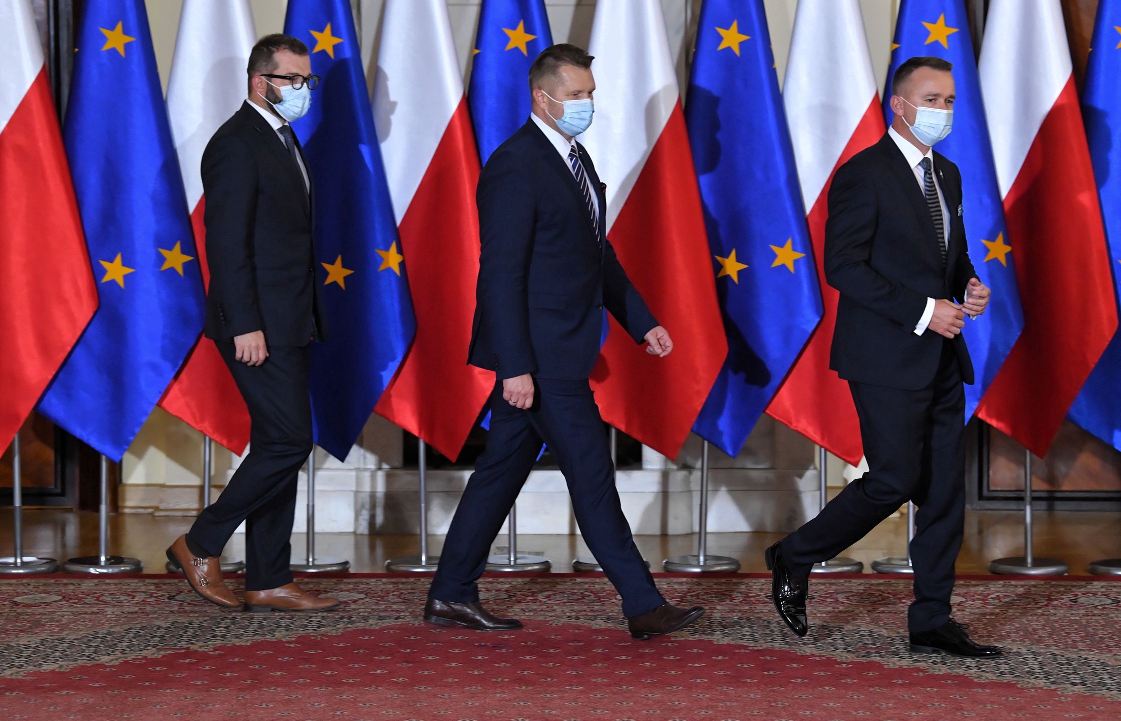 Nowi ministrowie - od lewej: minister rolnictwa i leśnictwa Grzegorz Puda, minister edukacji i nauki Przemysław Czarnek, oraz minister - członek Rady Ministrów Michał Cieślak podczas środowej konferencji prasowej dot. informacji na temat planowanych zmian w składzie Rady Ministrów