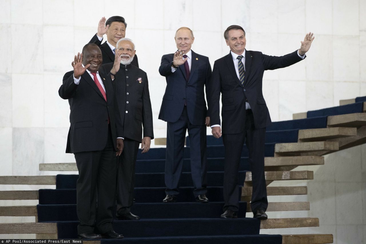 Szczyt BRICS w Brazylii w 2019 r. Od lewej: prezydent Afryki Południowej Cyril Ramaphosa, prezydent Chin Xi Jinping, premier Indii Narendra Modi, prezydent Rosji Władimir Putin i ówczesny prezydent Brazilii Jair Bolsonaro w pałacu w Brasilii