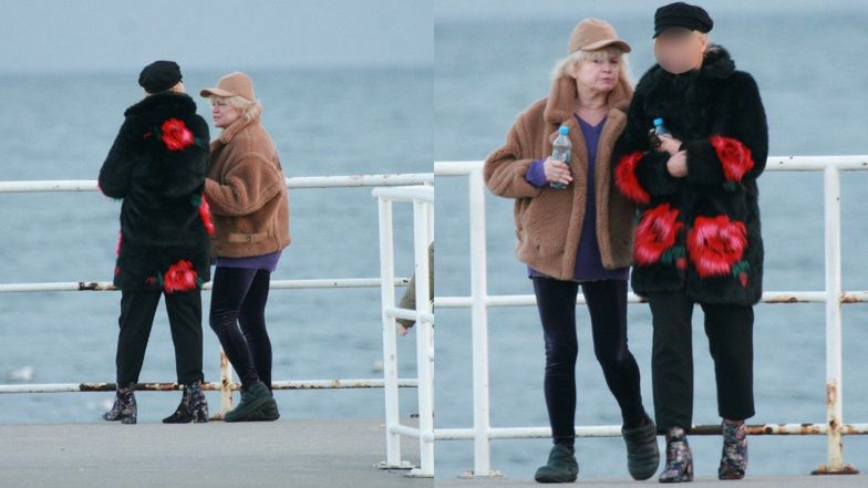 Katarzyna Figura spaceruje z koleżanką po Gdyni