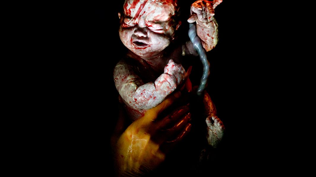 Kontrowersyjne zdjęcia Christiana Berthelot - noworodki 20 sekund po urodzeniu 1