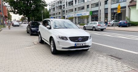 Chodnik na nowo. Co w praktyce się zmieni w parkowaniu i jeździe rowerem?