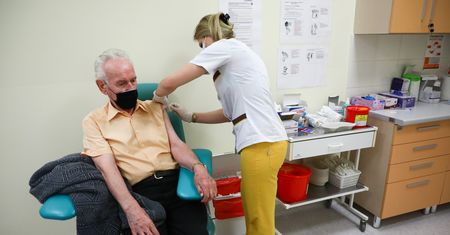 Obowiązek szczepień przeciw COVID-19 i grzywny dla niezaszczepionych. Lewica zgłasza projekt ustawy