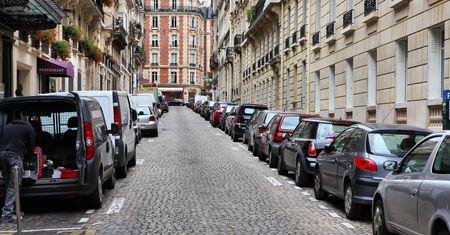 Paryż wypowiada wojnę SUV-om. Opłaty za parkowanie trzykrotnie w górę