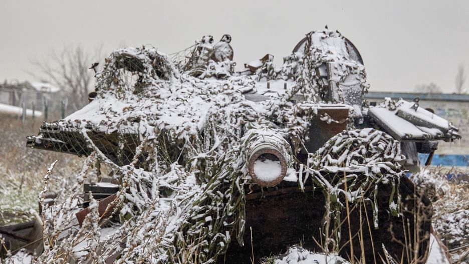 Snow in recaptured areas in the Kharkiv area
epa10311001 A snow-covered damaged tank on the outskirts of the recaptured village of Tsyrkuny in the Kharkiv area, Ukraine, 17 November 2022, amid Russia's military invasion. Kharkiv and the surrounding areas have been the target of heavy shelling since February 2022, when Russian troops entered Ukraine starting a conflict that has provoked destruction and a humanitarian crisis. At the beginning of September, the Ukrainian army pushed Russian forces from occupied territory northeast of the country in counterattacks.  EPA/SERGEY KOZLOV 
Dostawca: PAP/EPA.
SERGEY KOZLOV