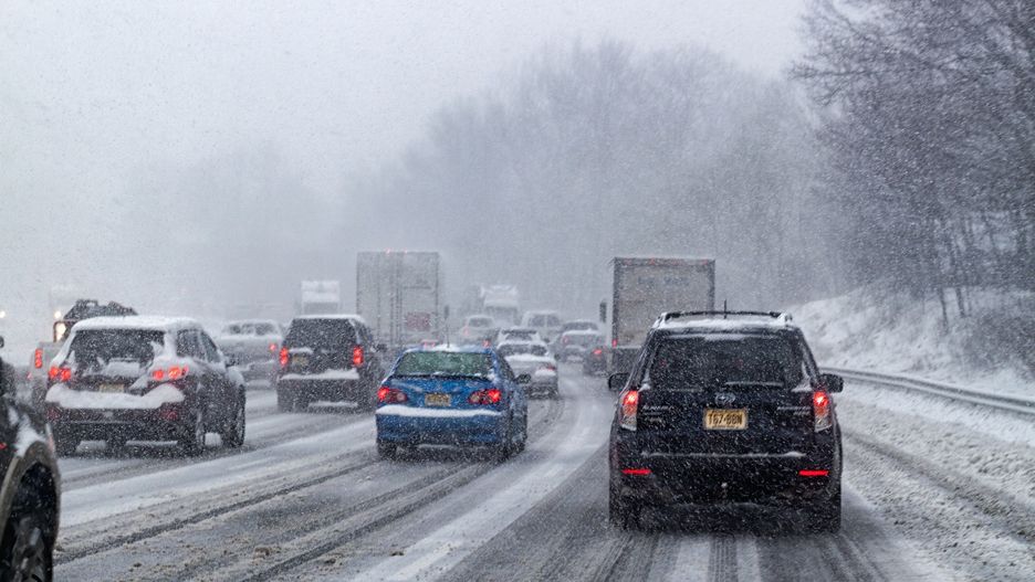 Pogoda. Atak zimy w czwartek. Sypnie mokrym śniegiem. Uważajmy na drogach