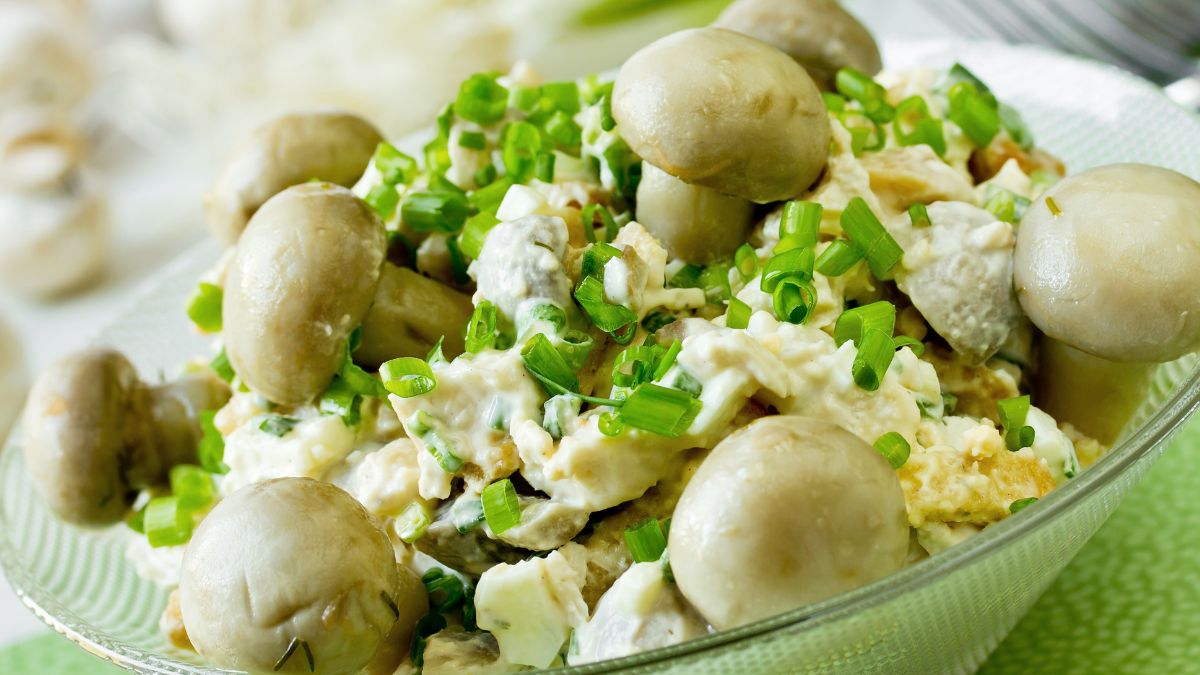 Sałatka pieczarkowa jest dobra na każdą okazję 
