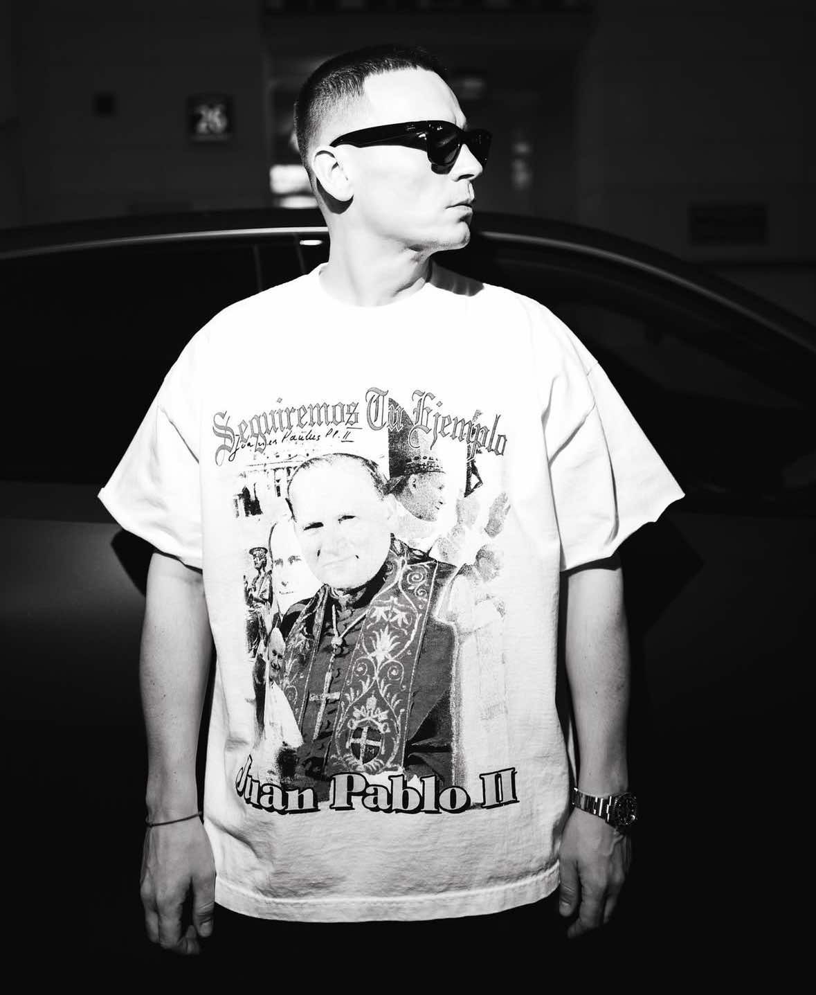 Bart Pniewski pozuje w t-shircie z Janem Pawłem II