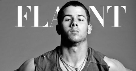 Męski Nick Jonas łapie się za krocze…