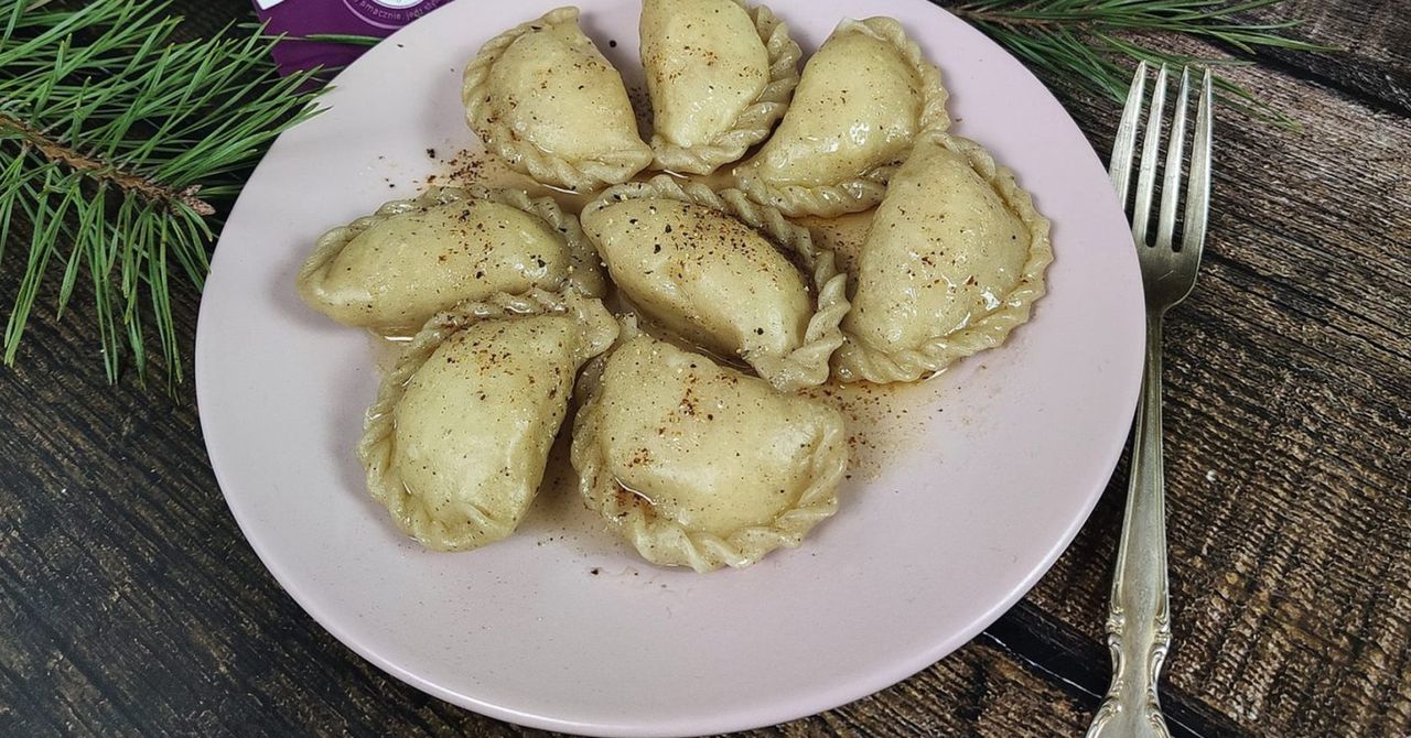 Pierogi ruskie z ciasta pieprzowego