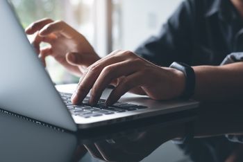 Mieszkanka Ostrowca chciała inwestować w kryptowaluty, dała się oszukać