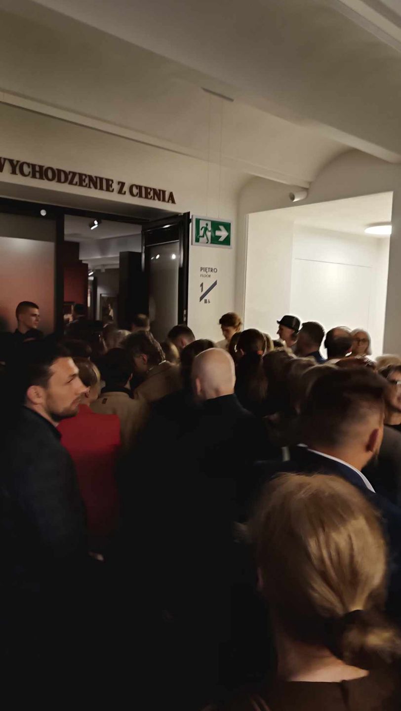 Tłumy na wystawie "Co babie do pędzla?!"