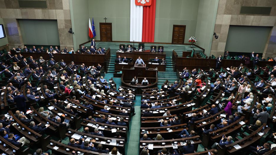 PiS wciąż na prowadzeniu, ale traci przewagę. Najnowszy sondaż