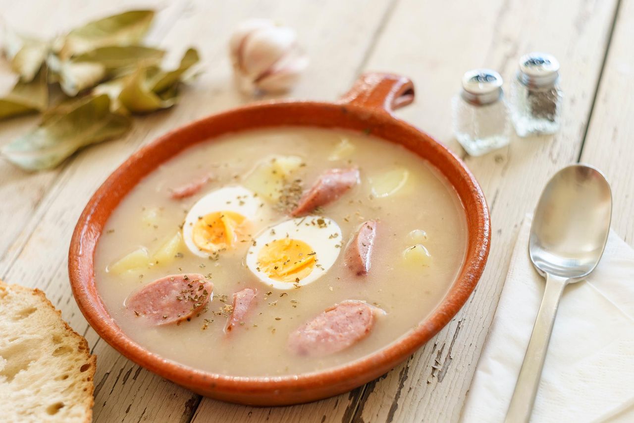 Żurek z jajkiem i kiełbasą