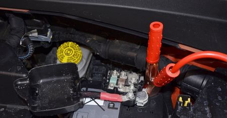 Jak podłączyć kable rozruchowe? Prawidłowe pożyczanie prądu