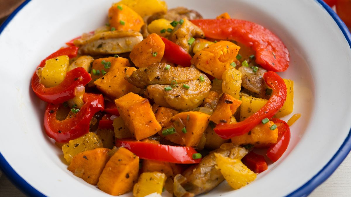 Szybki kurczak z patelni w towarzystwie jesiennych warzyw
