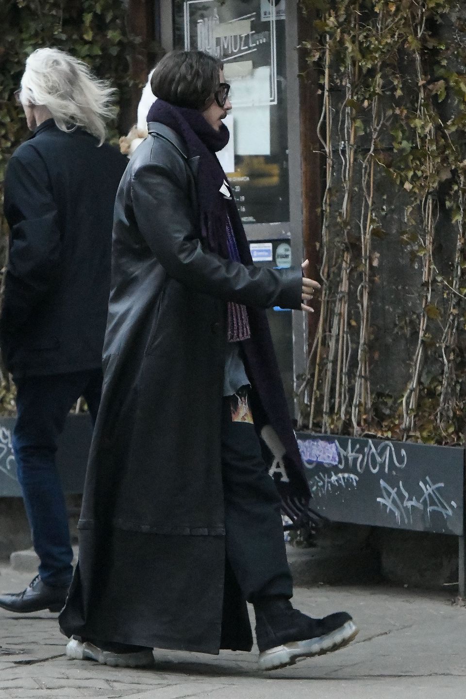 Michał Szpak na mieście w długim płaszczu