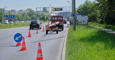 Wymieniają stare betonowe słupy latarni przy ruchliwej drodze