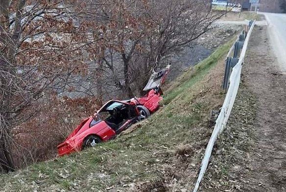 Widok rozbitego ferrari f355 to nic przyjemnego