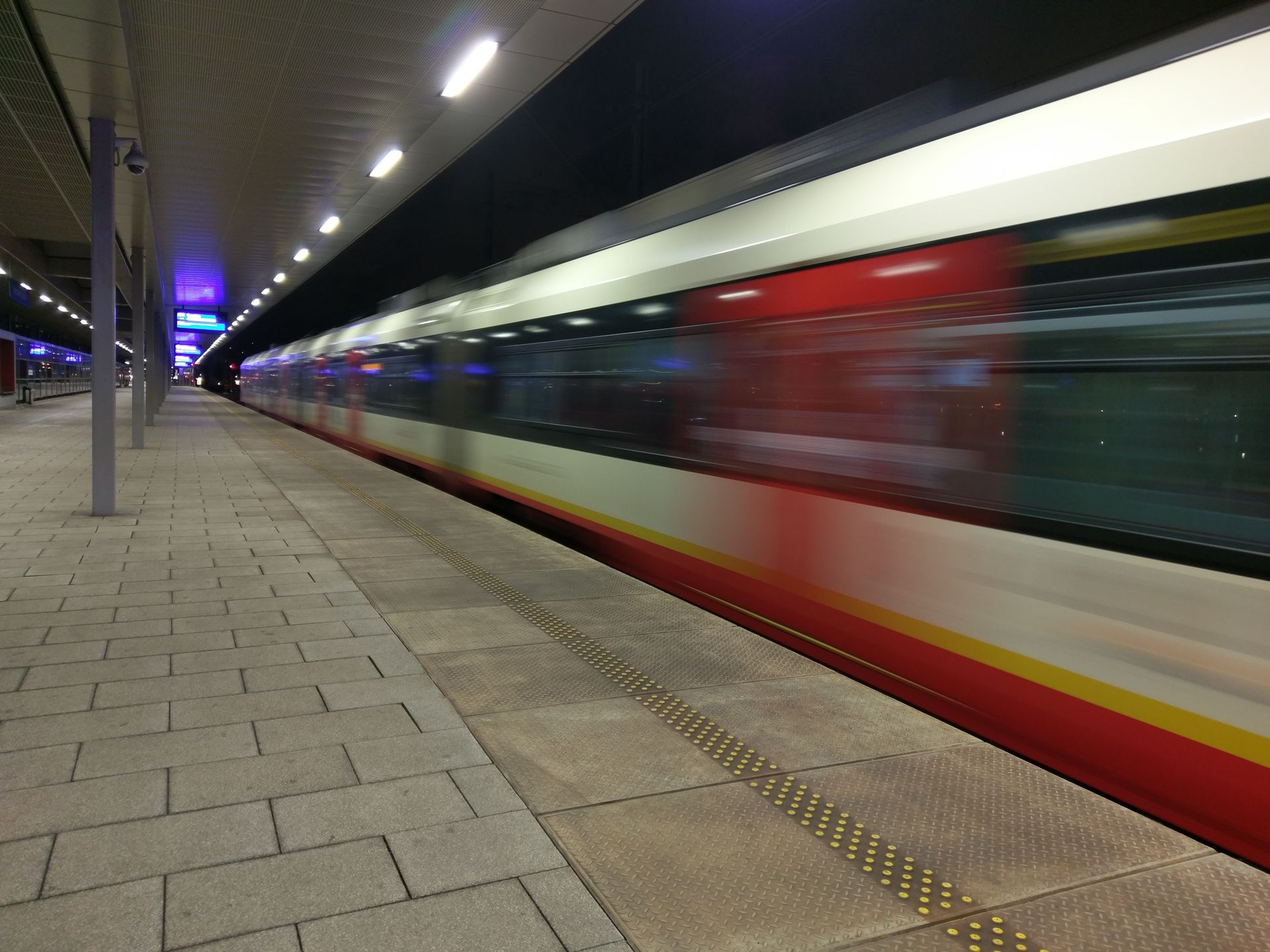 Przepis na mobilną fotoedycję: obiekty wystające z ekranu smartfona 2