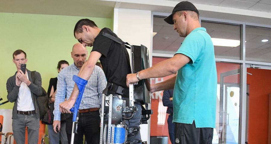 Egzoszkielet, inaczej szkielet bioniczny to nowoczesne urządzenie wykorzystywane w celach rehabilitacyjnych.