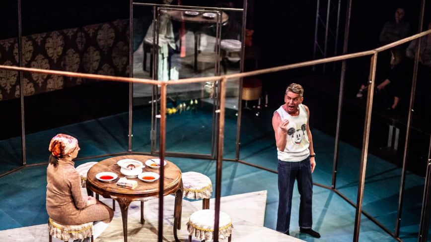 Warszawa. To szczególne lato dla stołecznych teatrów. Zamiast wakacyjnych przerw - ożywienie w repertuarze. Bo teatry długo były sparaliżowane pandemicznymi obostrzeniami. Wśród propozycji spektakl "Kobieta, która wpadała pod drzwi w Teatrze WARSAWY