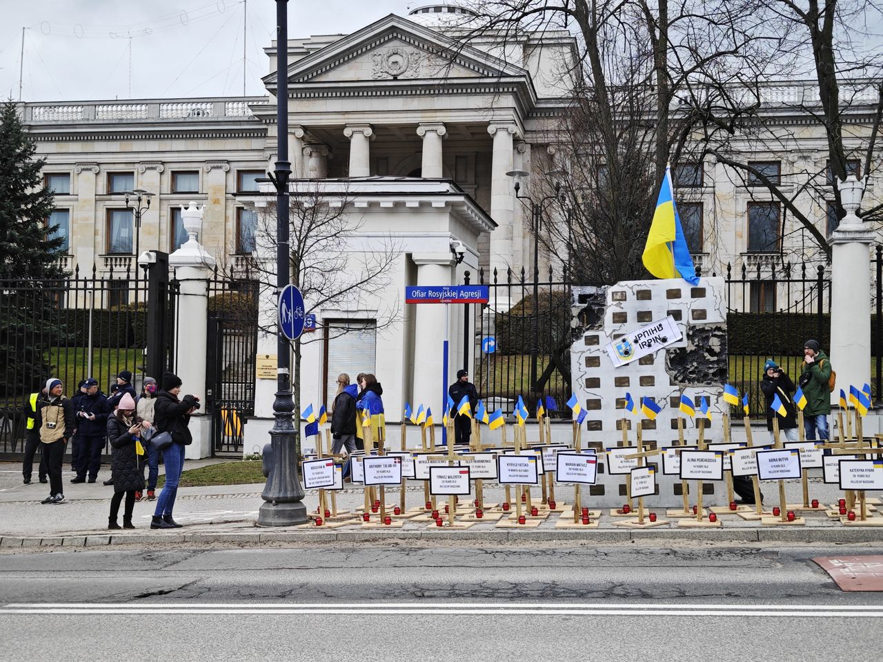 Protest przed rosyjską ambasadą w Warszawie 