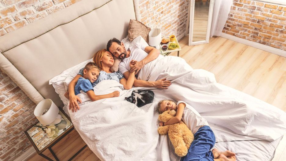 Dziecko spi z rodzicami przez swoje lęki 