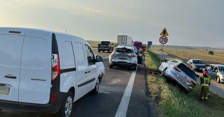 Kolizja na DK-17. Volkswagen chciał uniknąć zderzenia ze zwierzyną. Ucierpiały cztery auta