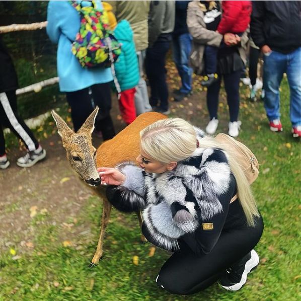 Ewel0na w ogniu krytyki za zdjęcie z sarną