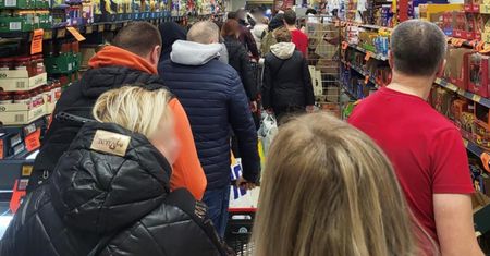 Aż zrobił zdjęcie. Polacy szturmują sklepy przed Wszystkimi Świętymi