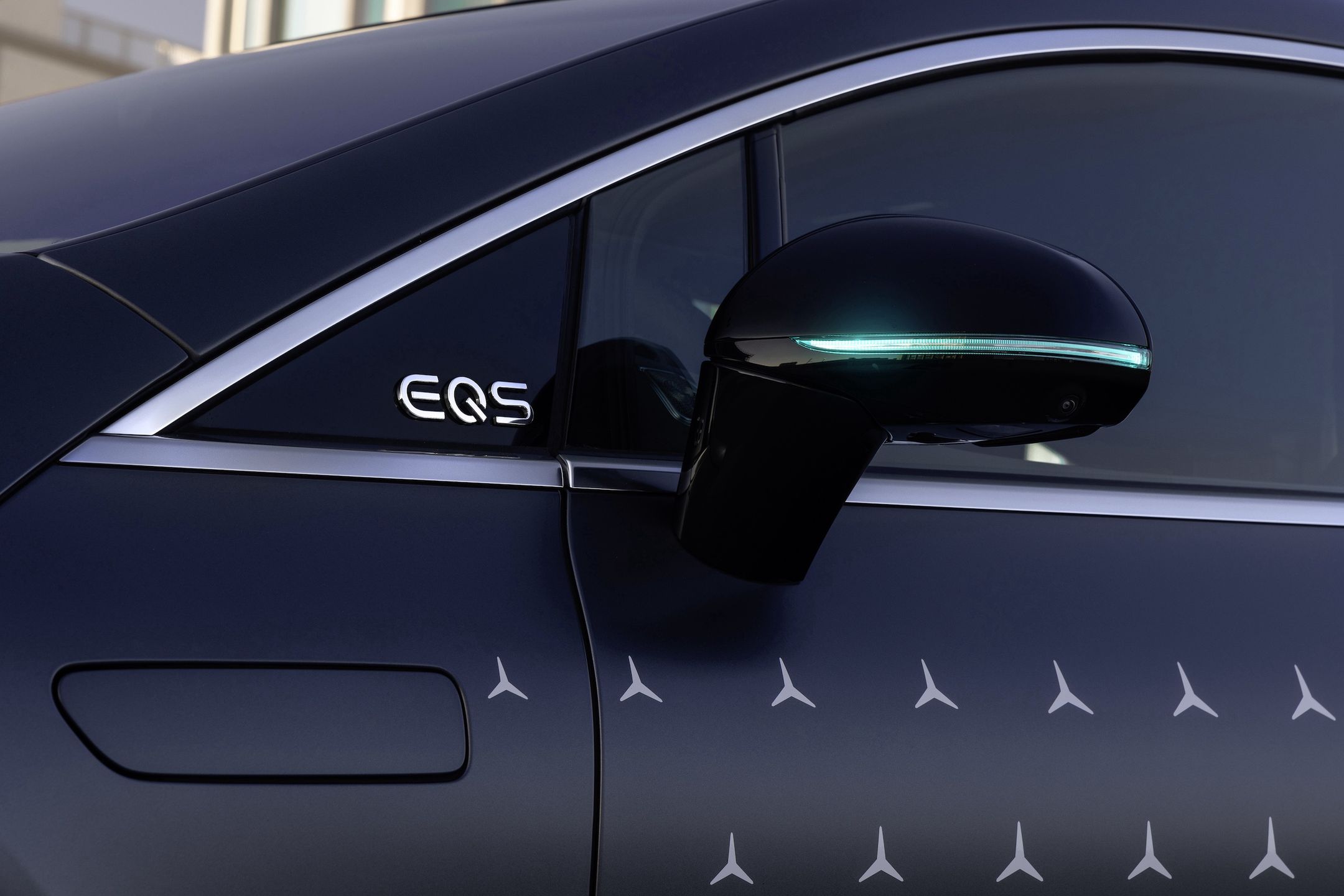 Mercedes EQS z turkusowymi światłami