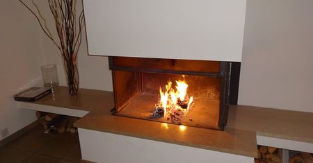 Żona spaliła w kominku 20 tys. euro. Miała być świąteczna atmosfera