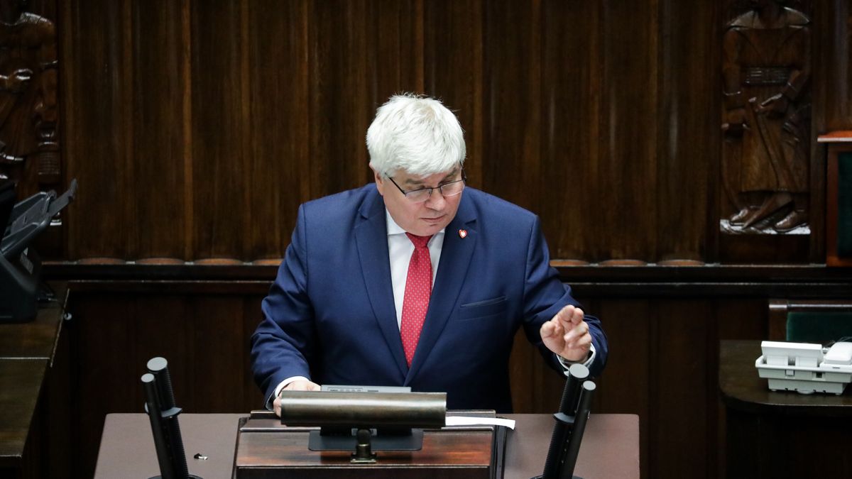 Warszawa, 08.02.2024. Pełnomocnik rządu ds. CPK poseł Maciej Lasek przemawia na sali obrad Sejmu w Warszawie, 8 bm. Sejm kontynuuje posiedzenie. Posłowie zajmują się m.in. informacją bieżącą pełnomocnika rządu ds. CPK nt. realizacji programu inwestycyjnego budowy portu. (amb) PAP/Tomasz Gzell