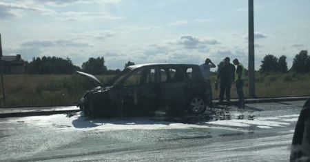 Pożar osobówki na drodze k. Słupska. Samochód do kasacji