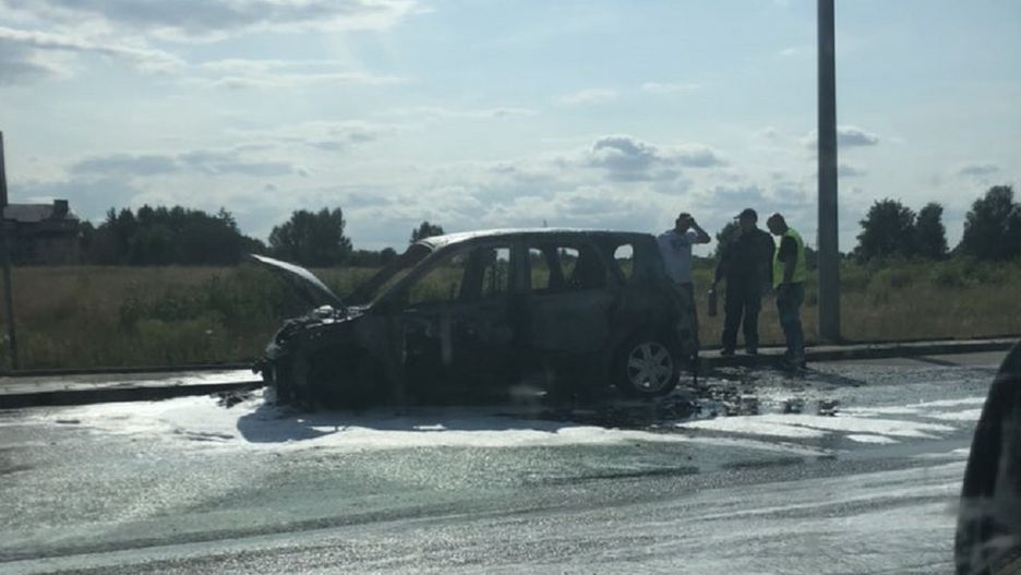 Samochód na Drodze Krajowej nr 6 spłonął doszczętnie.