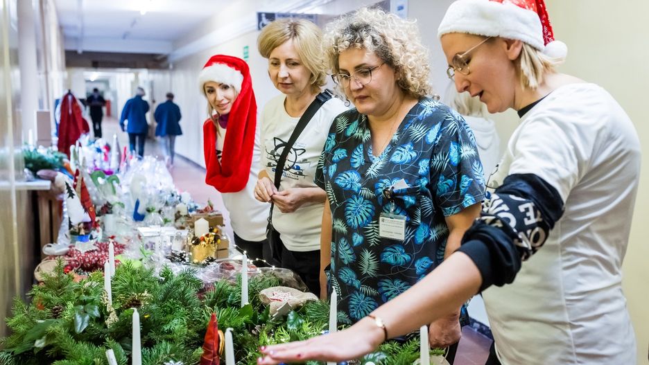 Szpital przy Szwajcarskiej zaprasza mieszkańców na wydarzenie &#34;Magia Pomagania&#34;, czyli połączenie przedmikołajkowej akcji krwiodawstwa, wolontariatu oraz wsparcia osób z niepełnosprawnościami. Od rana przed szpitalem będzie czekał krwiobus, w którym każdy chętny będzie mógł oddać krew/Zdjęcie ilustracyjne.