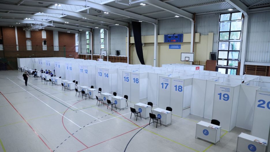 Warszawa. Punkt szczepień w hali sportowej Ośrodka Sportu i Rekreacji na Targówku