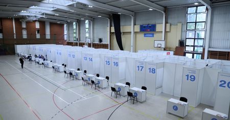 Warszawa. Działają miejskie punkty szczepień. Można dojechać komunikacją publiczną