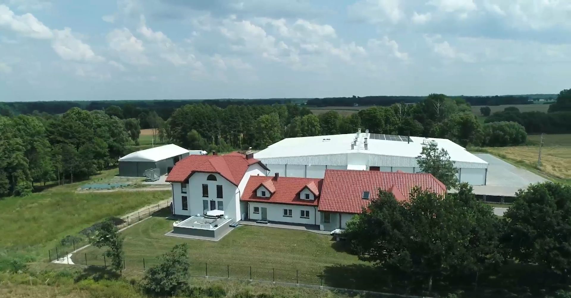 Posiadłość rodziny Kamili, na terenie której znajdują się także hale produkcyjne 