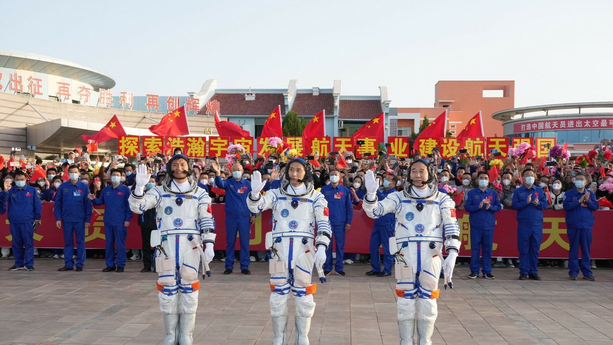 Ceremonia pożegnania trzech chińskich astronautów z załogowej misji kosmicznej Shenzhou-16 