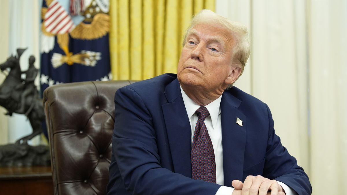 US President Donald Trump sits in the Oval Office after signing executive orders of the White House in Washington, DC, USA, 23 January 2025. EPA/YURI GRIPAS / POOL Dostawca: PAP/EPA.