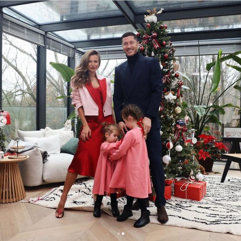 Anna i Robert Lewandowscy gotowi na Wigilię. Zapozowali z córkami przy choince 
