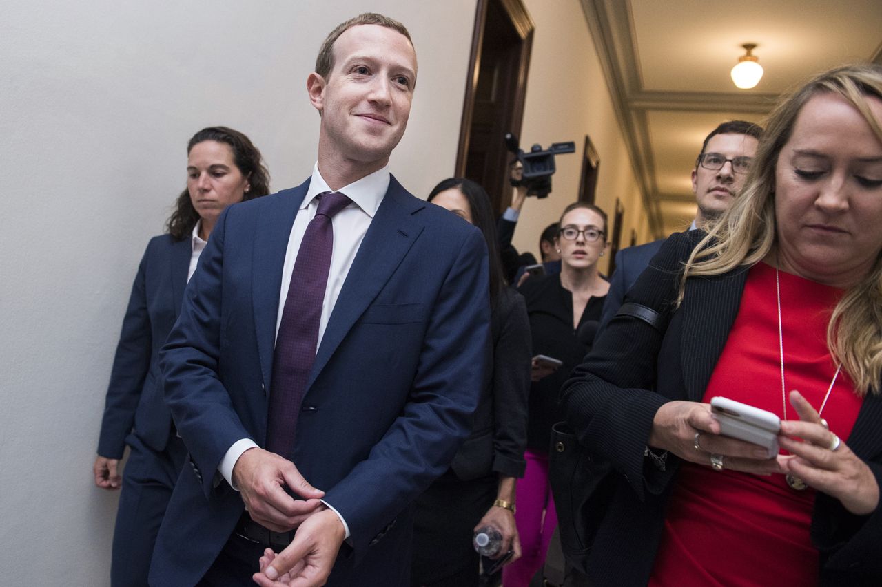 Facebook twierdził, że zbanuje zaprzeczających Holokaustowi. Treści nadal znajdują się w serwisie