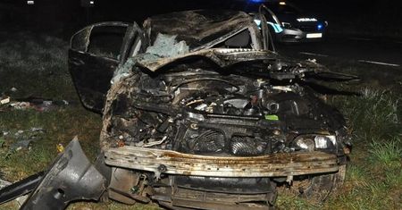 Pijany kierowca BMW uderzył w słup energetyczny i dachował na polu
