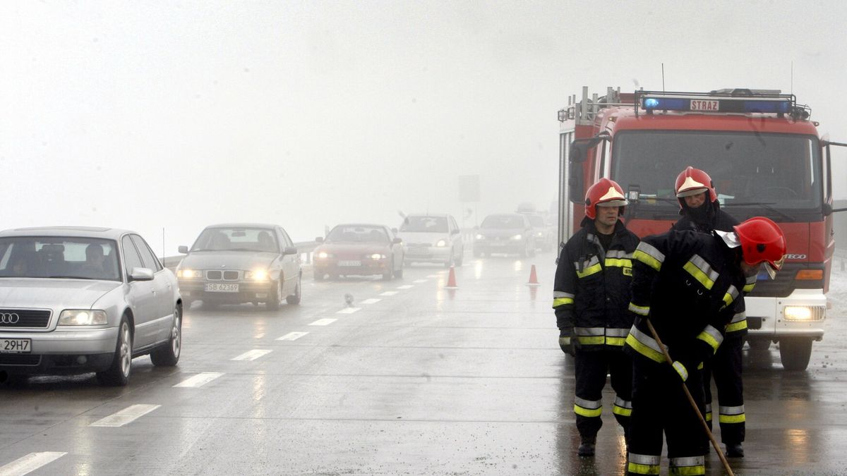 Gigantyczny korek na A4PHOTO: PAWEL KOZIOL / SE / EAST NEWS 23/12/2010 AUTOSTRADA A 4 W OKOLICACH KATY WROCLAWSKIE , WYPADEK W KTORYM UCZESTNICZYLO 11 SAMOCHODOW PODCZAS TRUDNYCH WARUNKOW POGODOWYCHFot. Pawe? Kozio? / SE / EAST NEWS