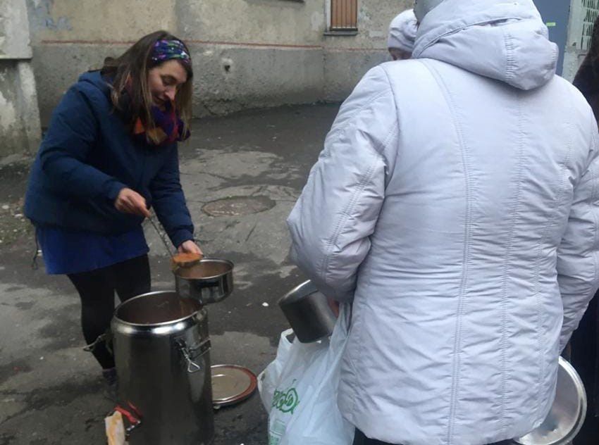 Grażyna Aondo-Akaa podczas rozdawania jedzenia w ramach pomocy humanitarnej w Ukrainie